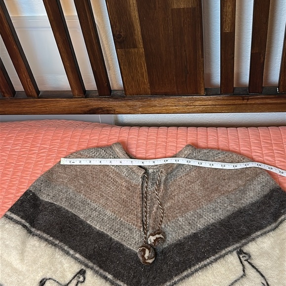 Vintage Quiaqueno Brown Tan Fringe Alpaca Llama Wool Poncho Pom Pom drawstring - Picture 11 of 15